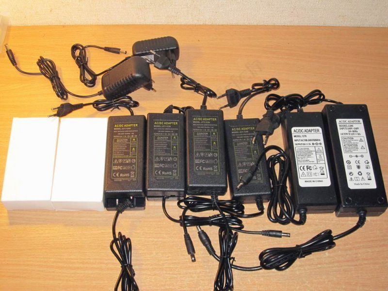 Десять бюджетных блоков питания 12 вольт 1-8 ампер в пластиковых корпусах Десять бюджетных блоков питания 12 вольт 1-8 ампер в пластиковых корпусах